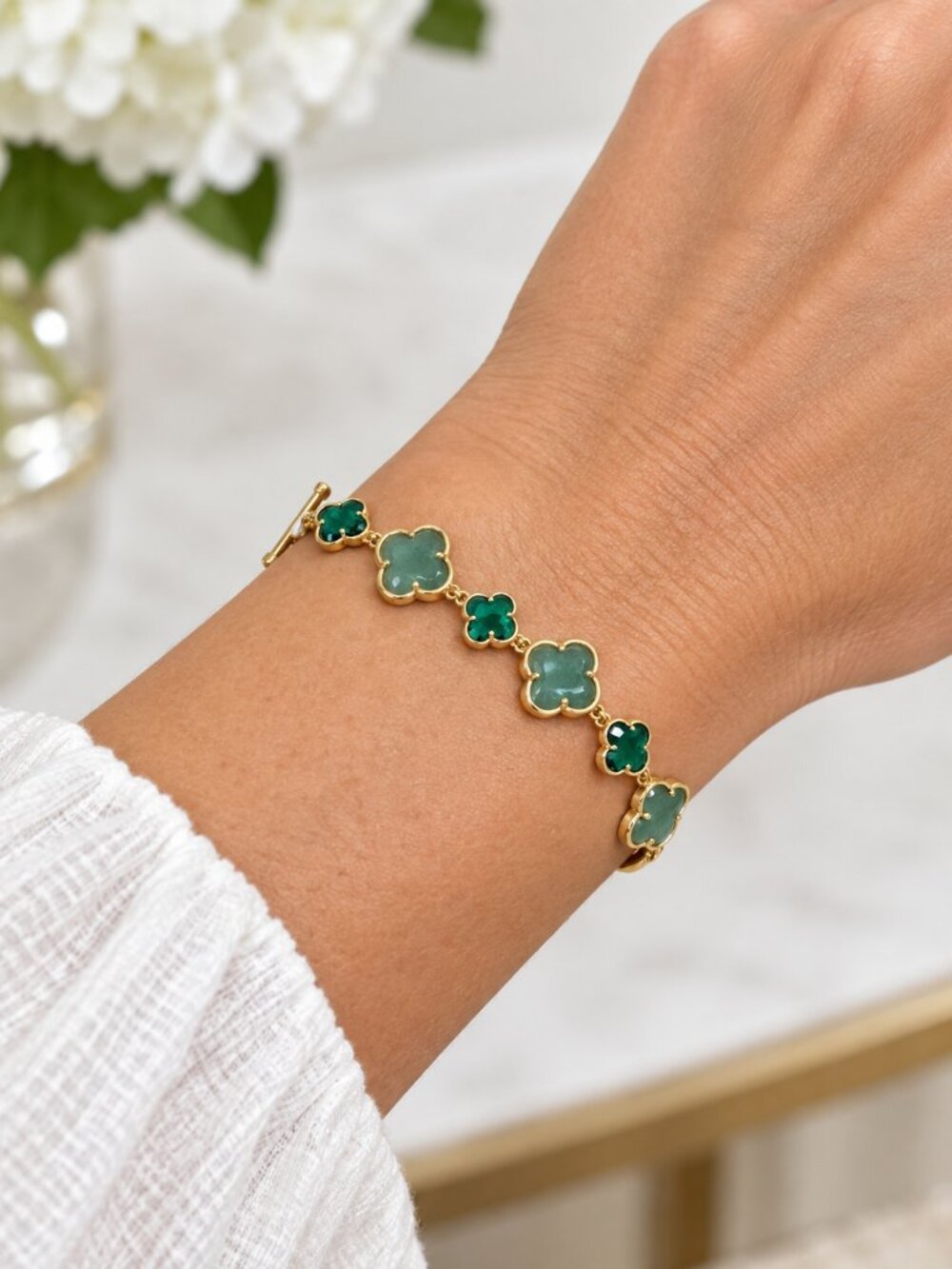 NIB - Eye Candy Los Angeles Quartrefoil Gold Tone Bracelet in Green and Jade